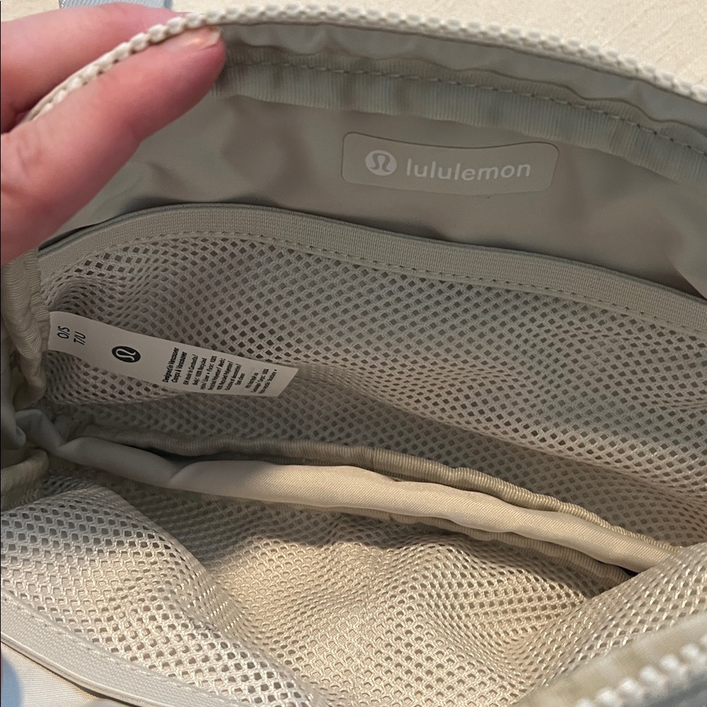 Lululemon Cream Bag - Picture 3 of 4